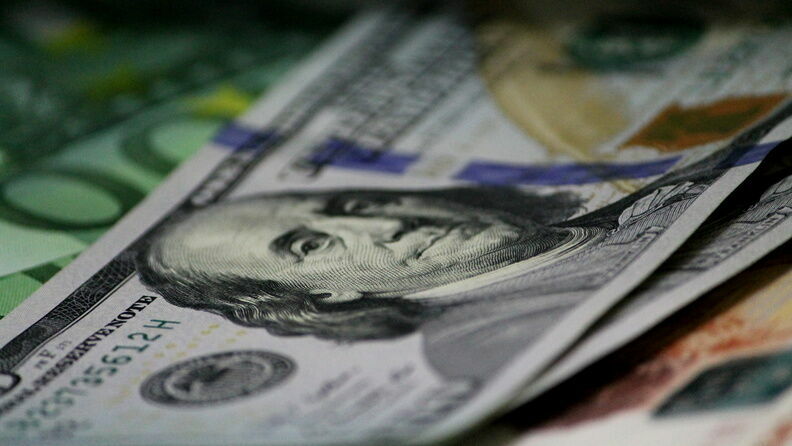 Курс доллара на Мосбирже поднялся выше 60 рублей