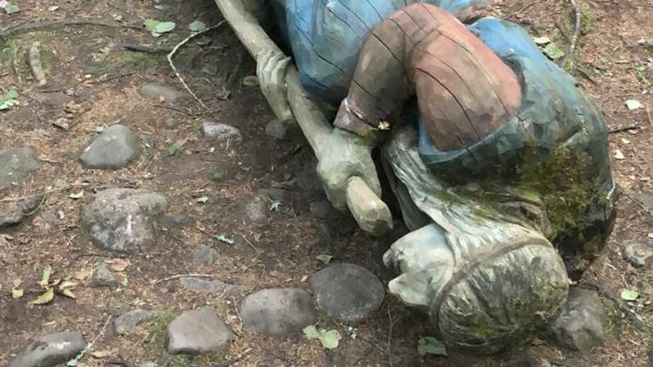 Деревянная Баба-Яга насмерть придавила ребенка на турбазе под Петербургом