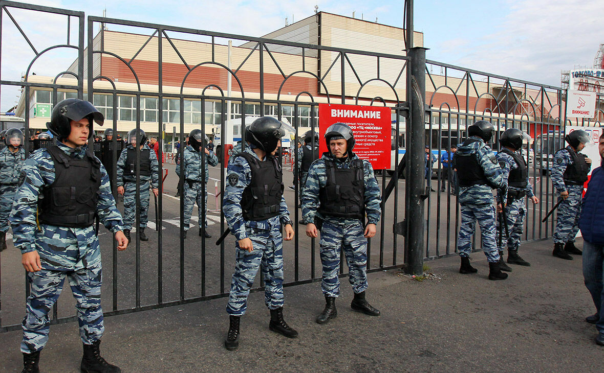 Оперативники проводят обыски в ТЦ "Москва" и на рынке "Садовод"