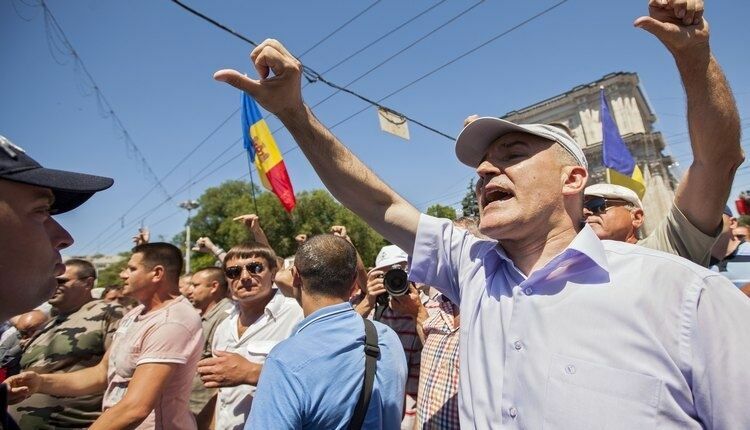 Участники многотысячного митинга требуют отставки президента Молдавии