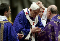 Бенедикт XVI покидает церковь из-за скандала со священниками-геями