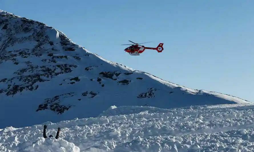 Вертолет Rega спасает пострадавших от схода лавины в регионе Дьяблер. 2019