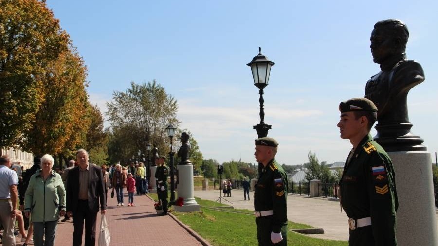 Установка бюстов на "маршальской аллее" в Костроме также спровоцировала скандал.