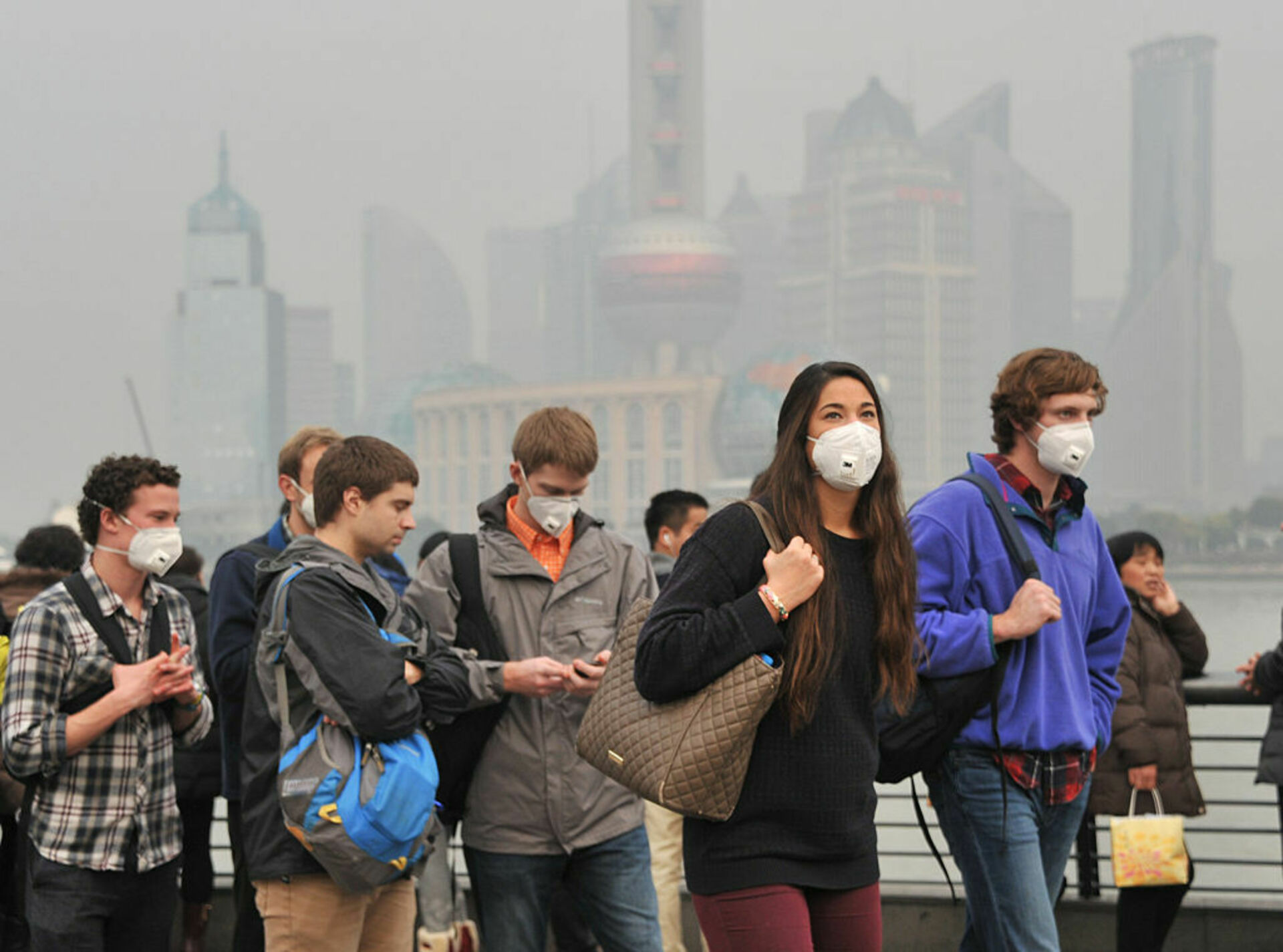 Городской человек и земля. Загрязнение воздуха человеком. Загрязнение воздуха люди в масках. Смерть из за загрязнения воздуха. Грязный воздух.
