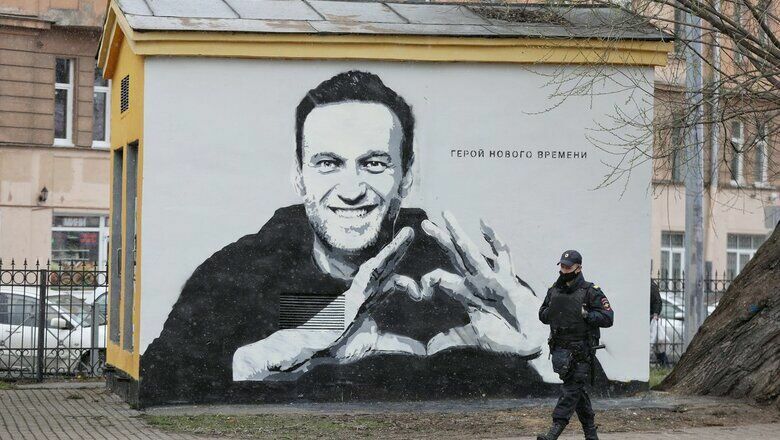 В Петербурге закрыли дело о граффити с Навальным