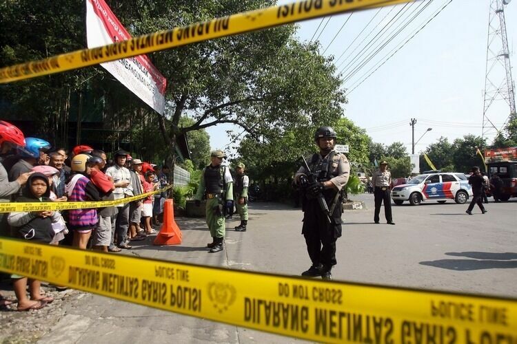В Индонезии смертник на мотоцикле подорвал себя у полицейского участка