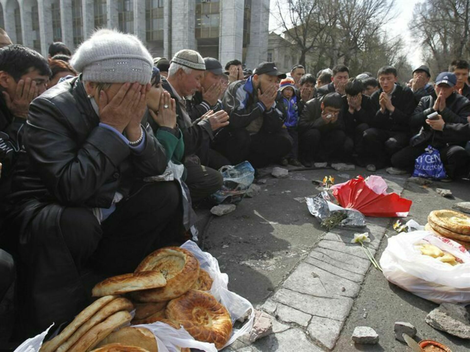 День государственного траура. Киргизия 2010 Бакиев. В Киргизии объявлен национальный траур. Революция 2010 в Киргизии Бакиев.