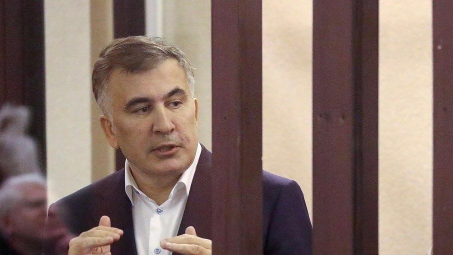 CNN опубликовал кадры с падением Саакашвили в палате