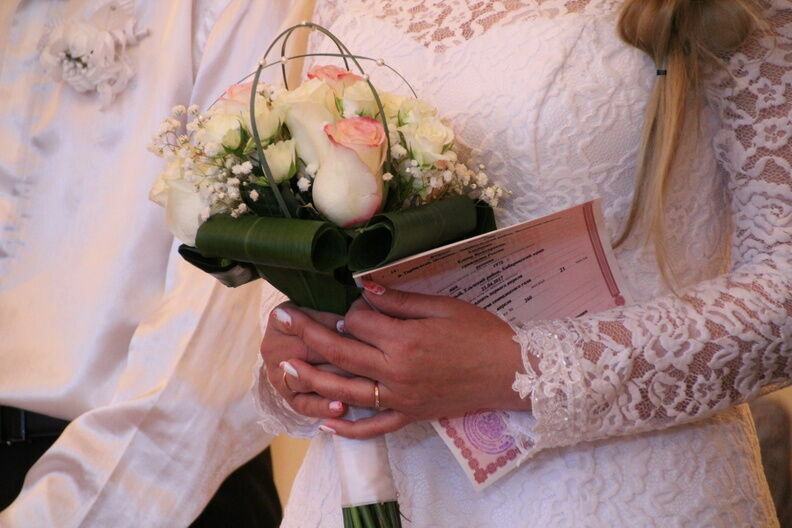 ЗАГСы Ростовской области запретили смеяться и двигать мебель во время бракосочетания