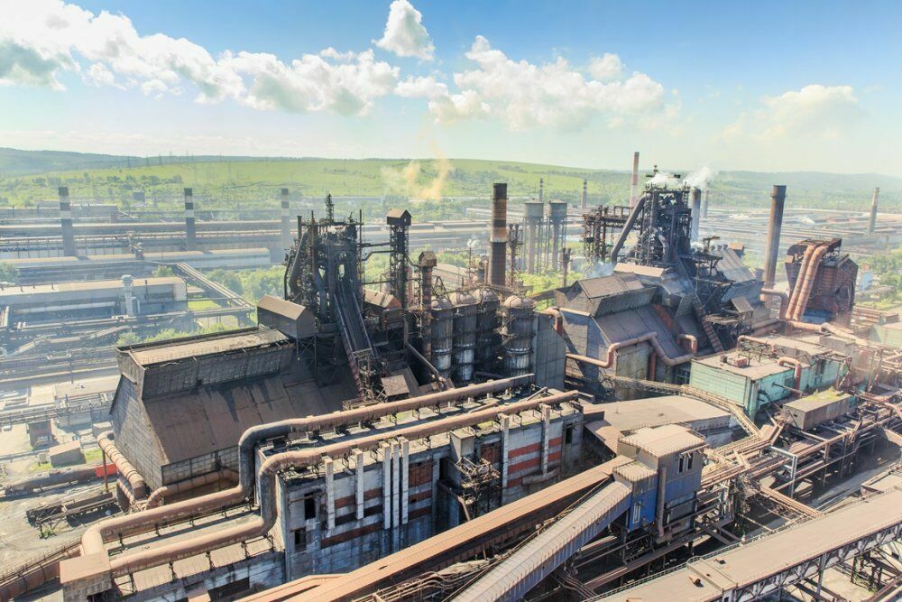 Трое рабочих погибли на сталелитейном заводе в Новокузнецке при обрушении грунта