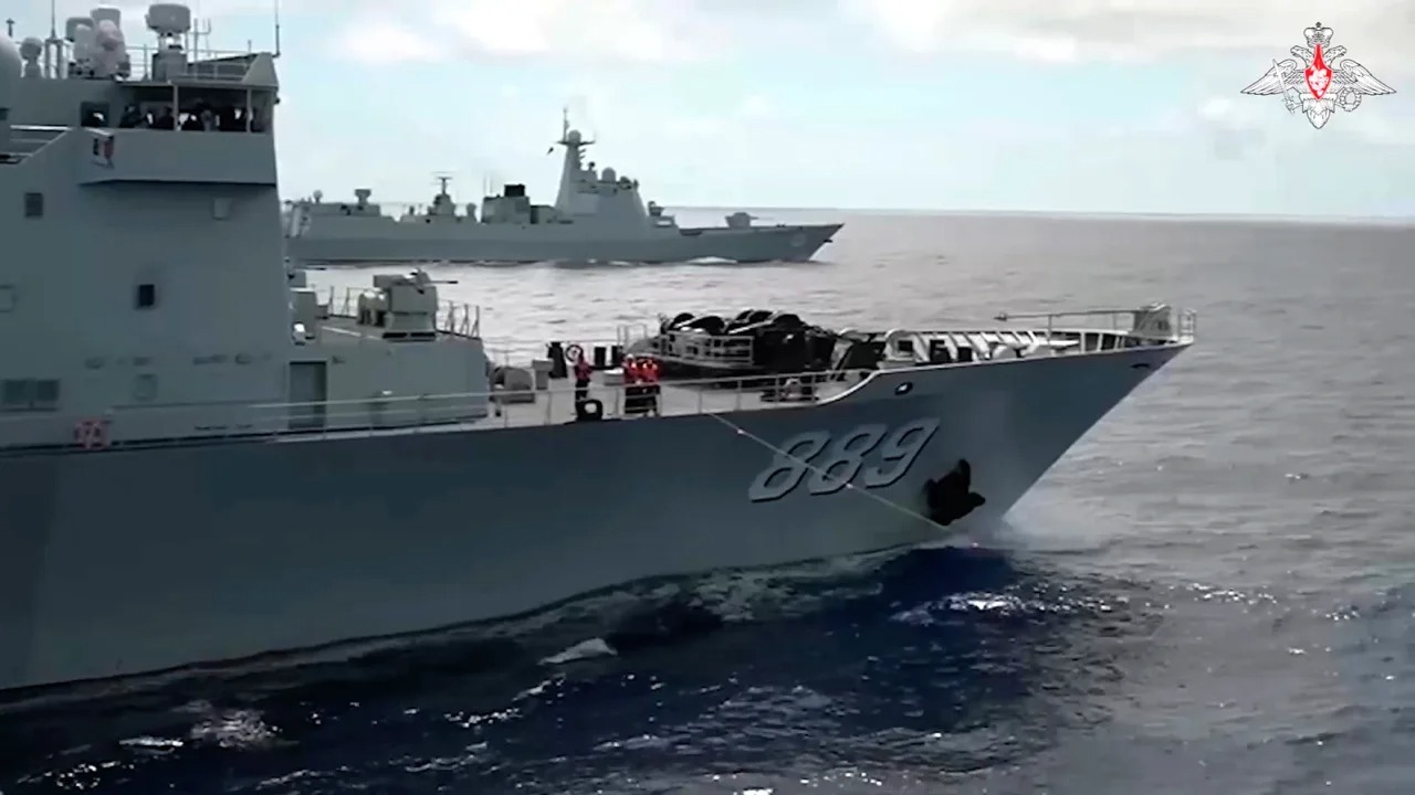 Корабли ВМС Китая и РФ напугали Японию накануне саммита в США