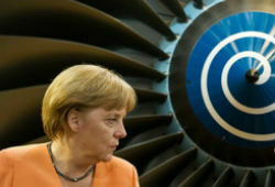 Самолет Меркель атаковал культурист-наркоман: исполнил танец в трусах на крыле