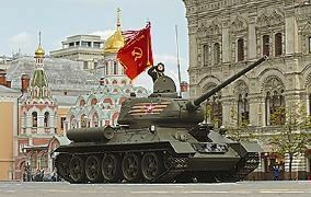 В парадах Победы участвовали танки времен ВОВ и самолеты из Сирии