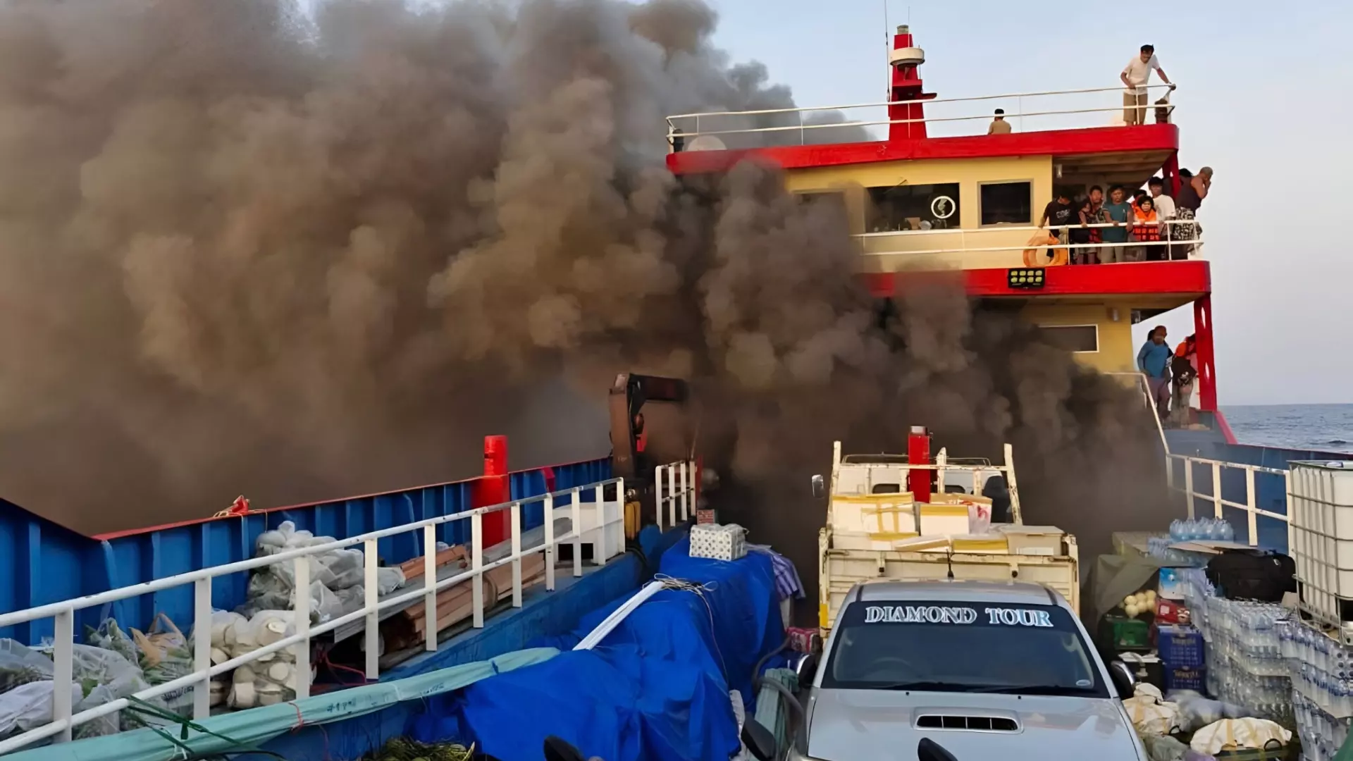 В Таиланде спасли пассажиров горящего парома