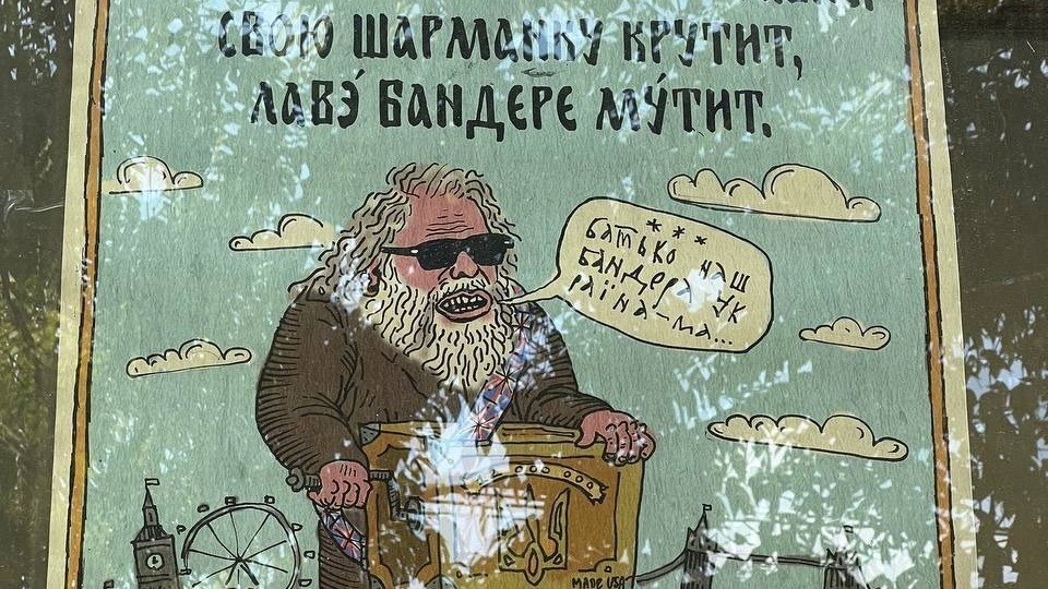 Издевательские карикатуры с изображением звезд-"иноагентов" в Москве.