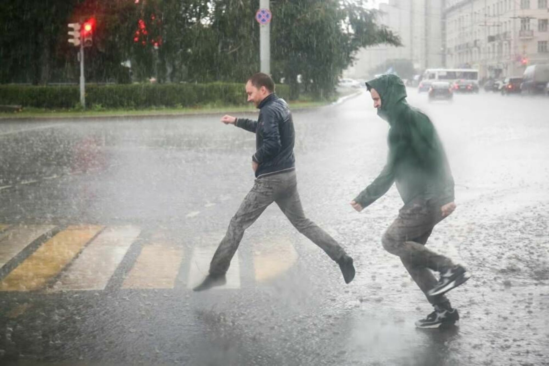 Дождь сильный будет сегодня. Ярославль штормовое предупреждение грозы ветер ливни град. Сильный дождь. Сильный ветер и дождь. Ливень.