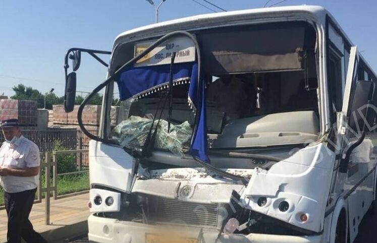 Восемь человек пострадали при столкновении маршрутки и грузовика в Краснодаре