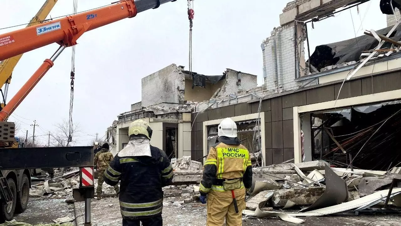 В результате террористического обстрела ВСУ здания пекарни в Лисичанске, погибли 28 человек.