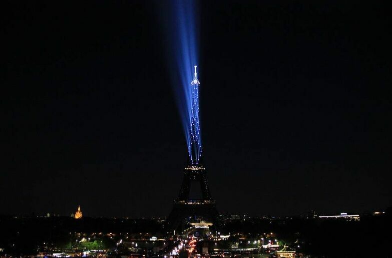 Концерт и световое шоу: в Париже отметили 130-летие Эйфелевой башни (ФОТО)