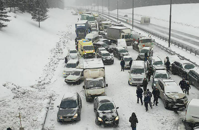 Массовое ДТП на Симферопольском шоссе полностью заблокировало трассу