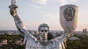 С памятника «Родина-мать» в Киеве демонтируют герб СССР