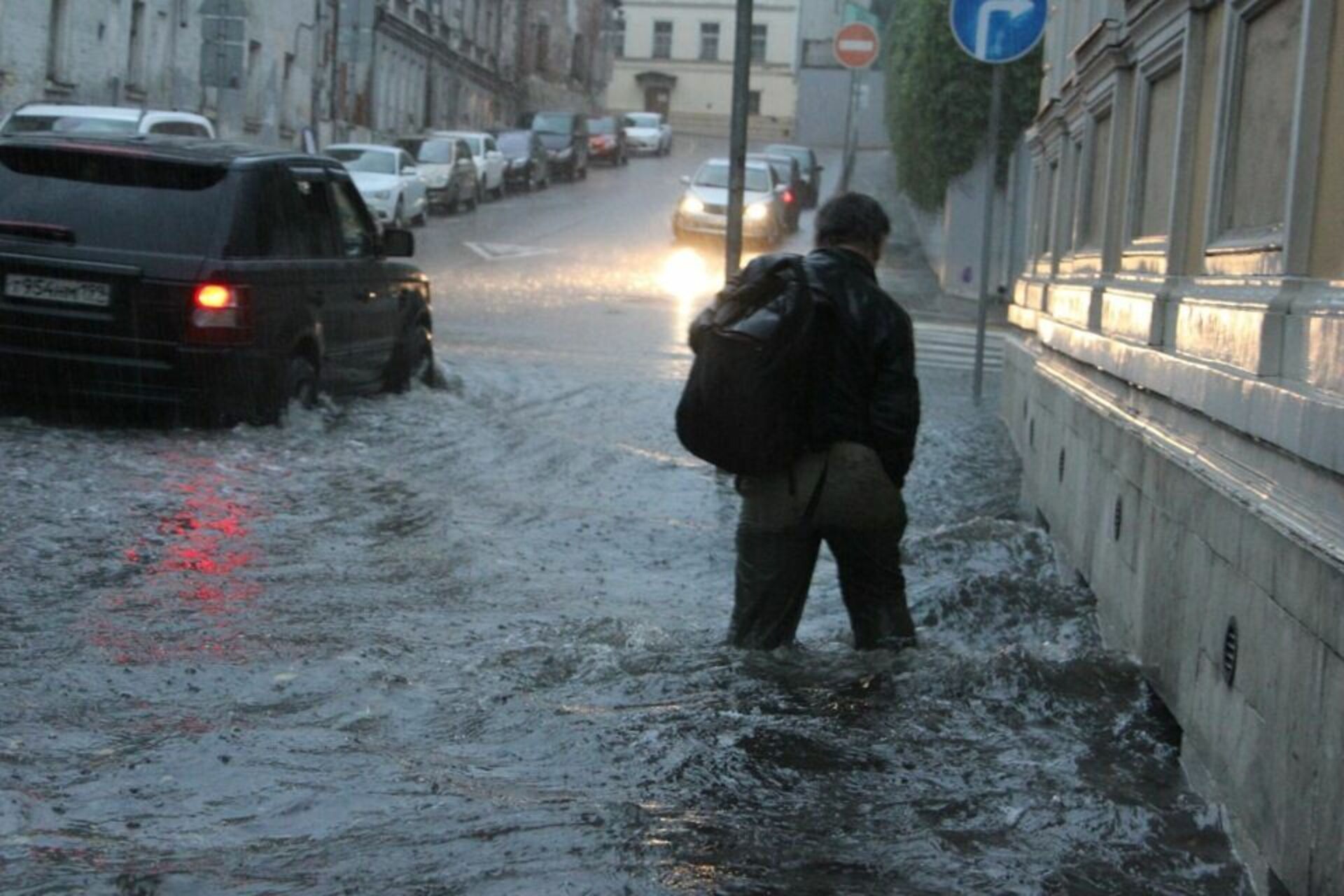 Что было вчера вечером в москве. Хохловский переулок потоп. Ливень в Москве. Дождь в Москве. Дождь в Москве сейчас.