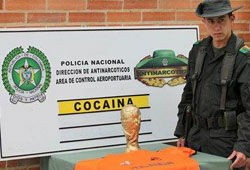 Колумбийцы хотели отправить в Европу кокаиновый кубок мира