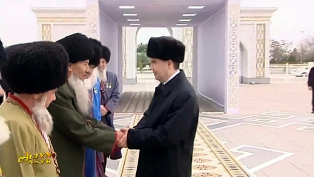 В Туркмении стариков заставили неделю репетировать встречу президента