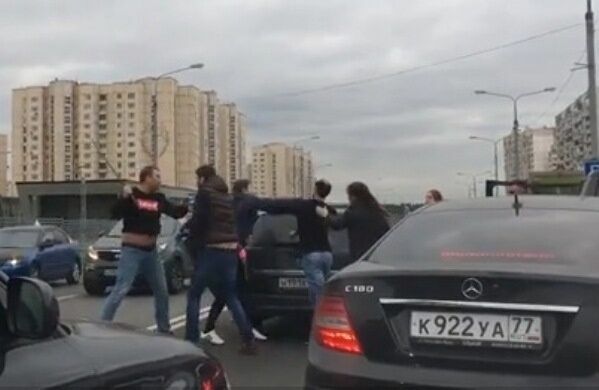 Пробки в Москве привели к массовой драке водителей