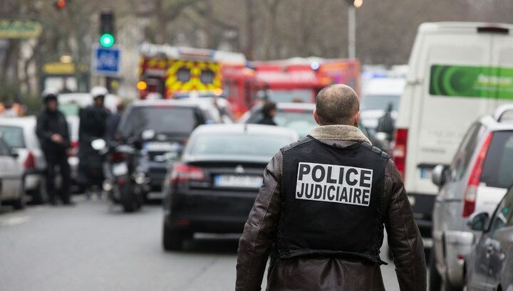Два человека погибли при захвате заложников на востоке Парижа