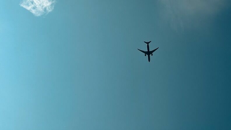 Baza: в аэропорту Сочи из самолета при взлете потекло топливо