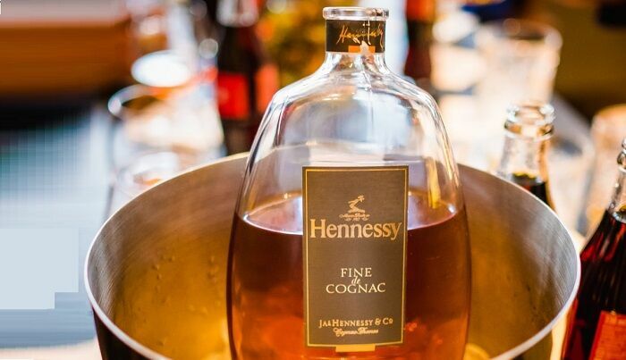 Hennessy заявил о бесполезности коньяка в борьбе с коронавирусом