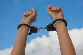 Полиция перестанет надевать наручники на женщин и детей (ВИДЕО)