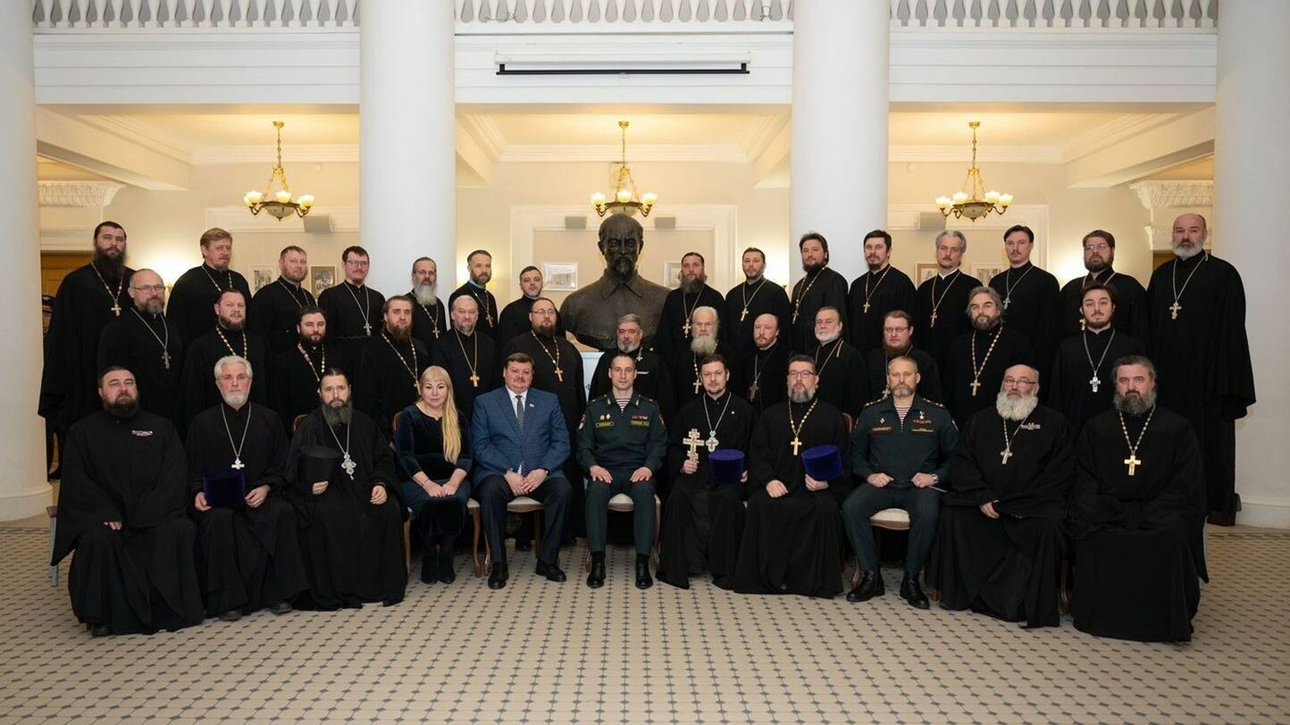 ФотКа дня: 35 священников РПЦ позируют на фоне бюста Дзержинского