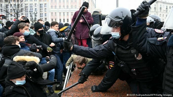 Полиция Петербурга заявила о законности электрошокеров на акции 21 апреля