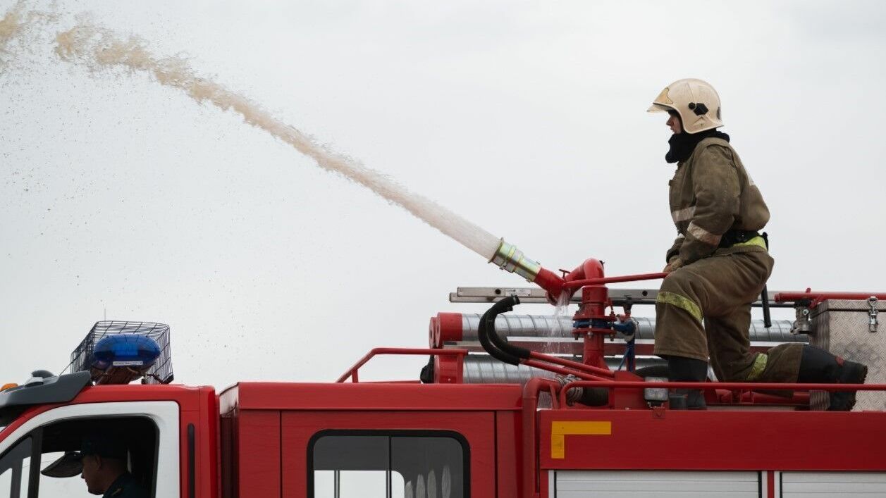 В Красноярском крае пожарные почти сутки тушат возгорание на пилораме (ВИДЕО)