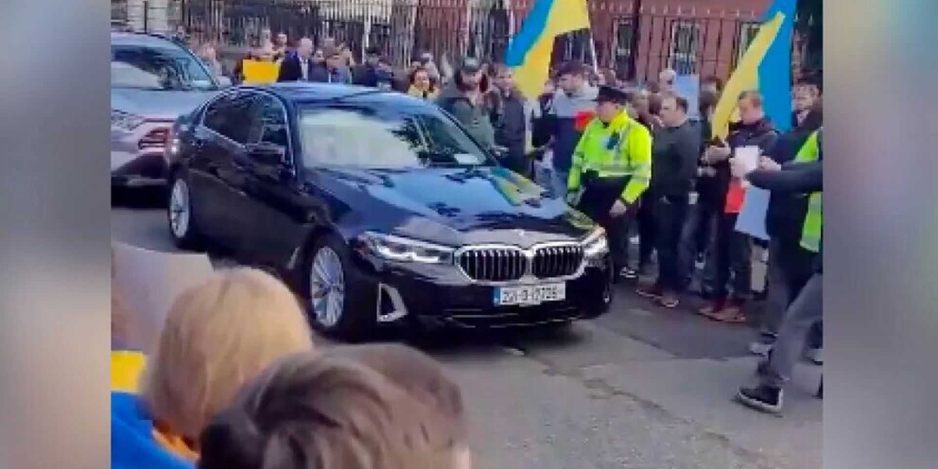Европа нападение. Машина с украинским флагом. Россия и Украина 2014. Правительство Украины 2014.