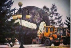 Памятник-шар в Омске укатился с постамента из-за ураганного ветра