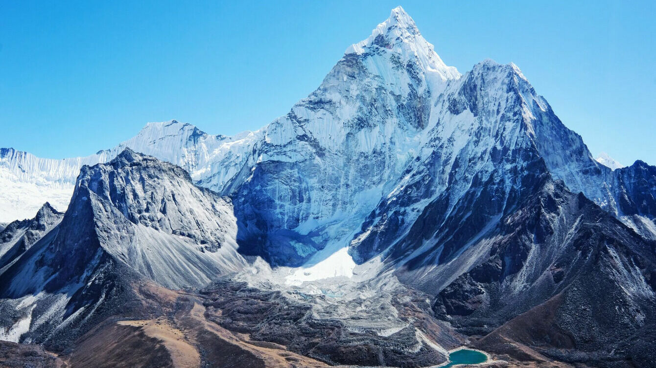 Ученые выяснили, почему Эверест скрежещет по ночам