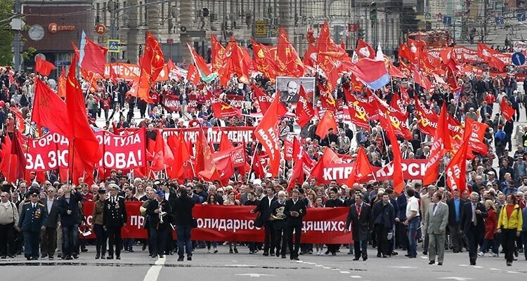 В первомайском шествии в Москве поучаствовали 100 тысяч человек