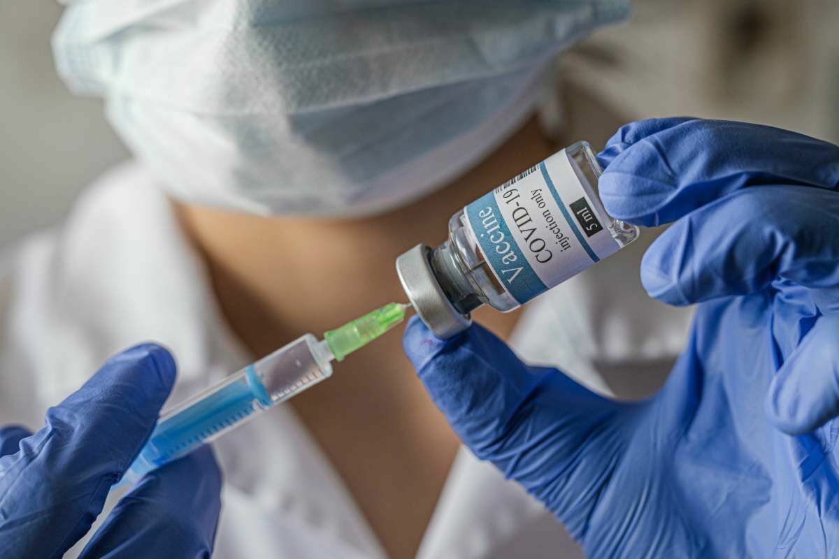 Первую вакцину от коронавируса испытали на пенсионерах