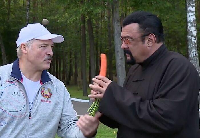 Стивен Сигал посетил Белоруссию и попробовал морковку, сало и арбузы