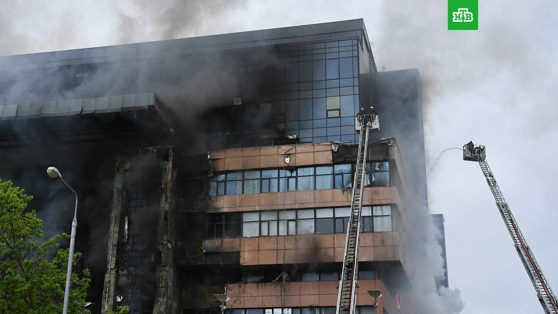 Вопрос дня: почему так лихо горят бизнес-центры с вентилируемыми фасадами?