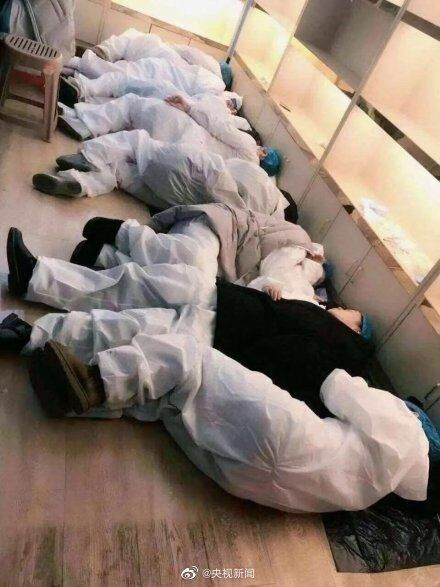 Китайские врачи вынуждены спать на полу.