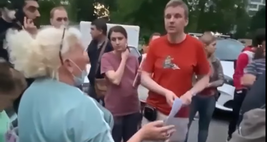 Видео дня: жители Бескудникова изгнали платную парковку из своего двора