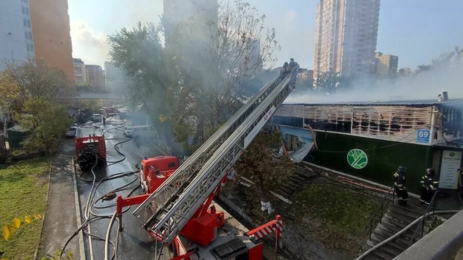 70 человек эвакуировали с горящего рынка во Владивостоке