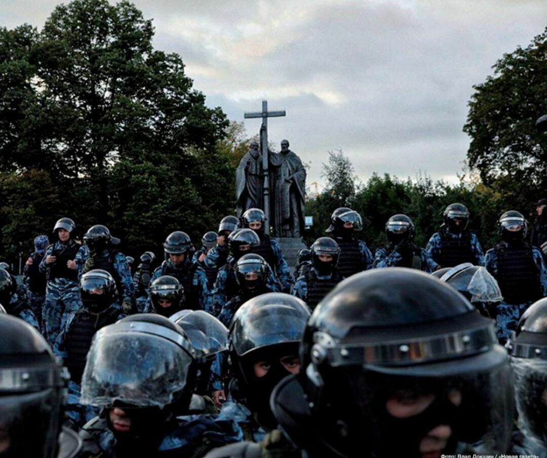 В Москве полиция задерживала протестующих под бой колоколов (ВИДЕО)