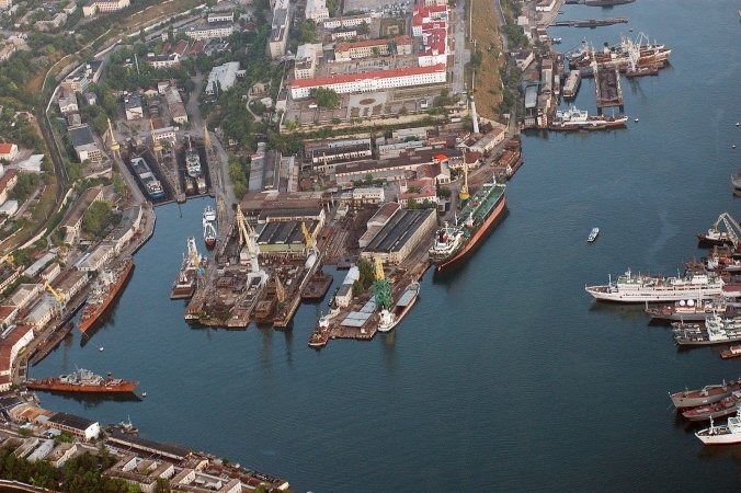 Севастопольский завод, где на ремонте находились подлодка и десантный корабль