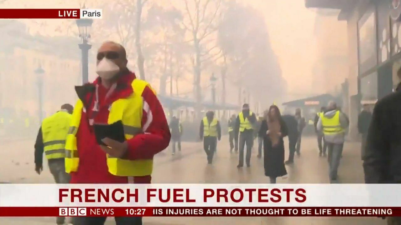 В Париже полиция применила слезоточивый газ против "жёлтых жилетов"(ВИДЕО)