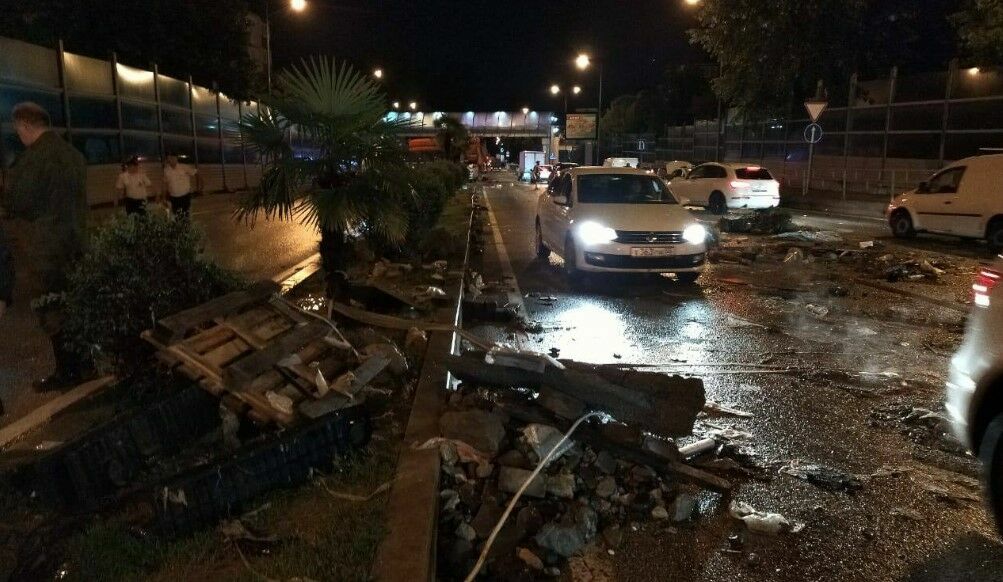 Власти Сочи объявили режим ЧС на всей территории города после субботнего наводнения
